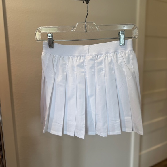 ALO Yoga - Varsity Tennis Skirt in White (XS) LIKE NEW! - Picture 3 of 5